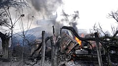 Beschädigte Militärausrüstung außerhalb von Mariupol, Ukraine