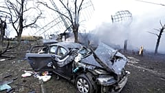 Egy mariupoli ukrán katonai létesítmény közelében összetört autó és radarok láthatóak