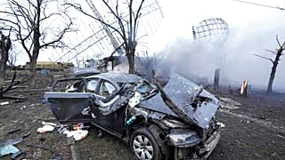 Egy mariupoli ukrán katonai létesítmény közelében összetört autó és radarok láthatóak