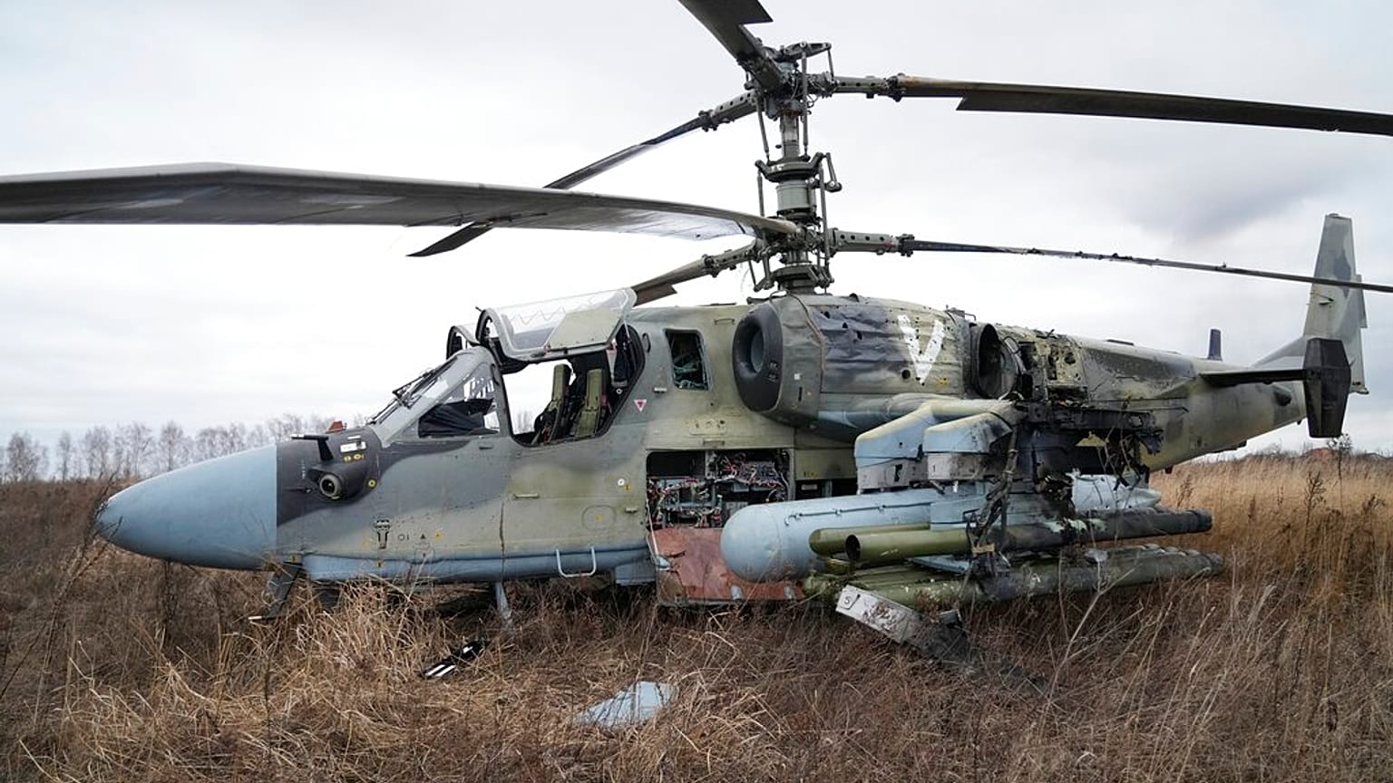 Russischer Ka-52-Kampfhubschrauber nach einer Notlandung außerhalb Kiews
