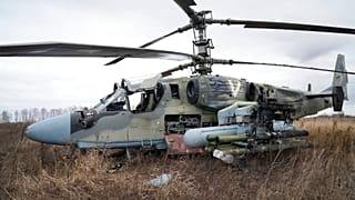Russischer Ka-52-Kampfhubschrauber nach einer Notlandung außerhalb Kiews