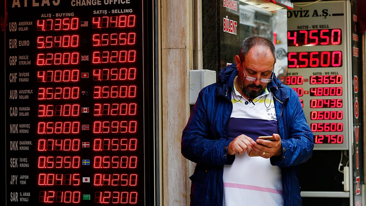 محلات الصرافة المجاورة للبازار الكبير في اسطنبول، أحد المعالم السياحية الرئيسية في المدينة، تركيا، الجمعة 25 مايو 2018.