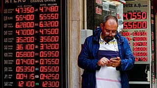 محلات الصرافة المجاورة للبازار الكبير في اسطنبول، أحد المعالم السياحية الرئيسية في المدينة، تركيا، الجمعة 25 مايو 2018.