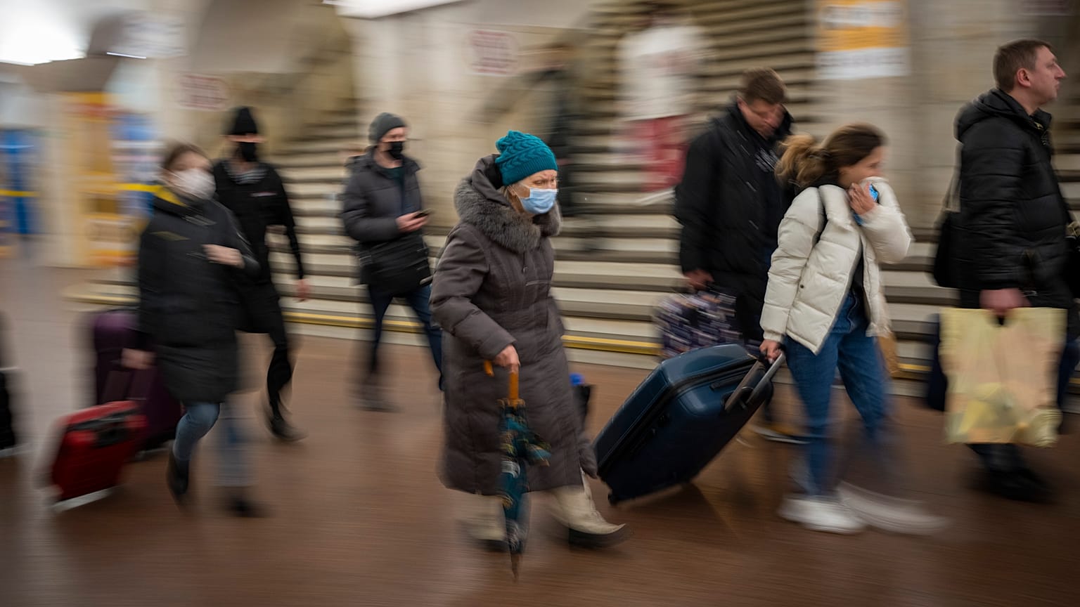 Ukránok metróval hagyják el Kijev belvárosát az orosz katonai fenyegetés miatt február 24-én