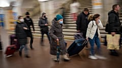 Ukránok metróval hagyják el Kijev belvárosát az orosz katonai fenyegetés miatt február 24-én