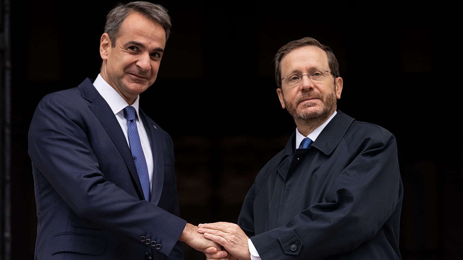 Yunanistan Başbakanı Kiryakos Miçotakis (sol), İsrail Cumhurbaşkanı Isaac Herzog'u karşıladı