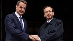 Yunanistan Başbakanı Kiryakos Miçotakis (sol), İsrail Cumhurbaşkanı Isaac Herzog'u karşıladı