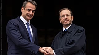 Yunanistan Başbakanı Kiryakos Miçotakis (sol), İsrail Cumhurbaşkanı Isaac Herzog'u karşıladı