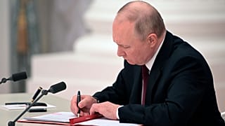 Vlagyimir Putyin február 21-én aláírja a két ukrajnai szakadár terület állami elismerését
