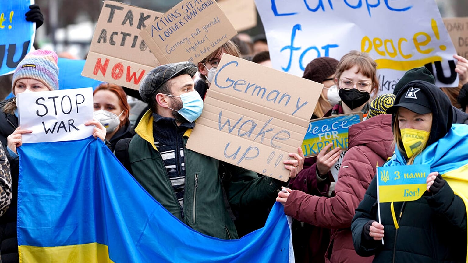 Manifestantes enBerlín con banderas ucranianas