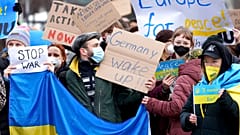 Manifestantes enBerlín con banderas ucranianas