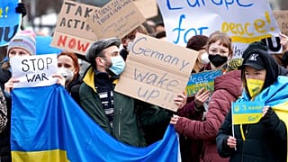 Manifestantes enBerlín con banderas ucranianas