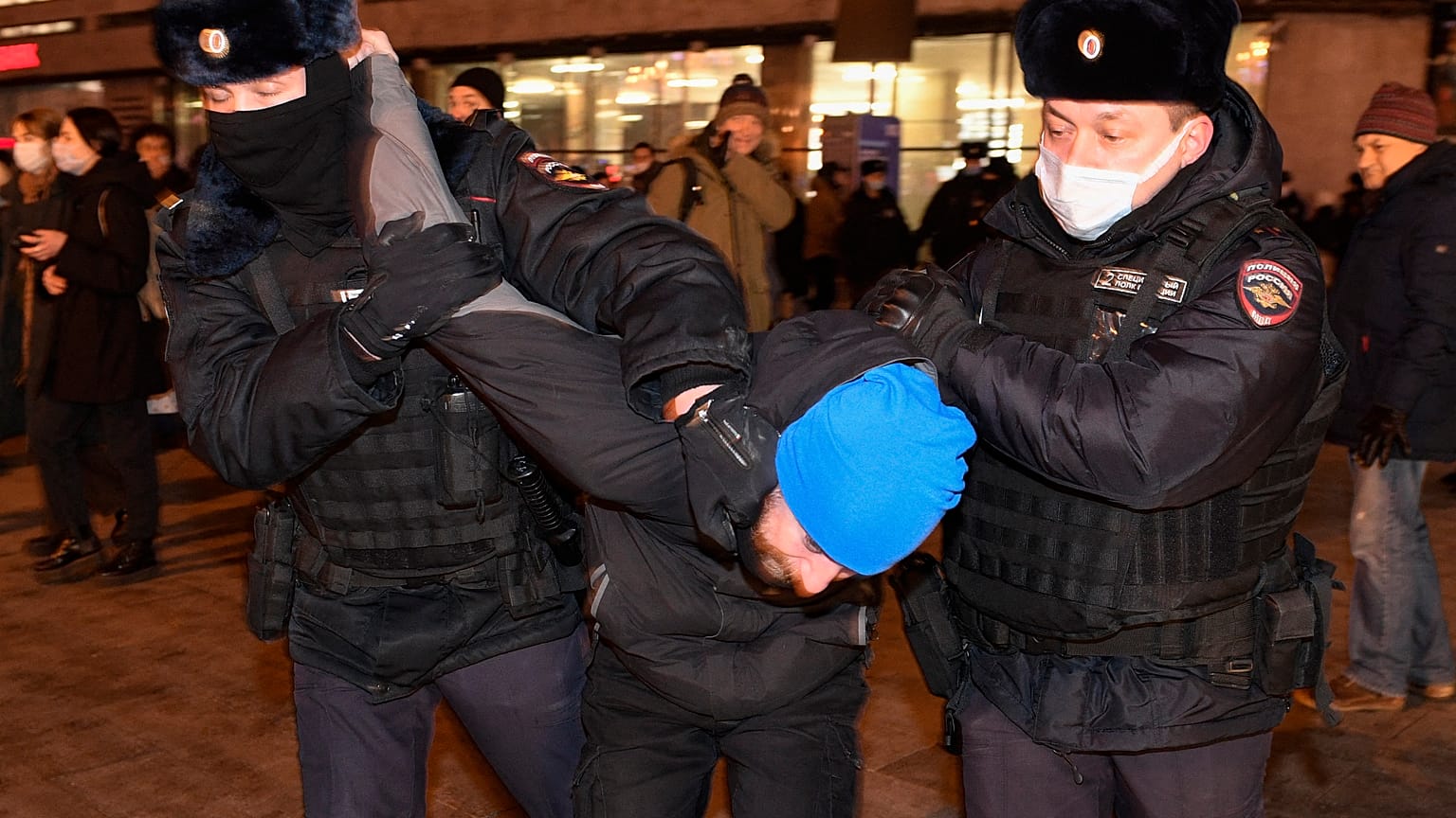Rusya'nın Ukrayna'yı işgaline karşı olan protestocular Moskova'da gözaltına alındı