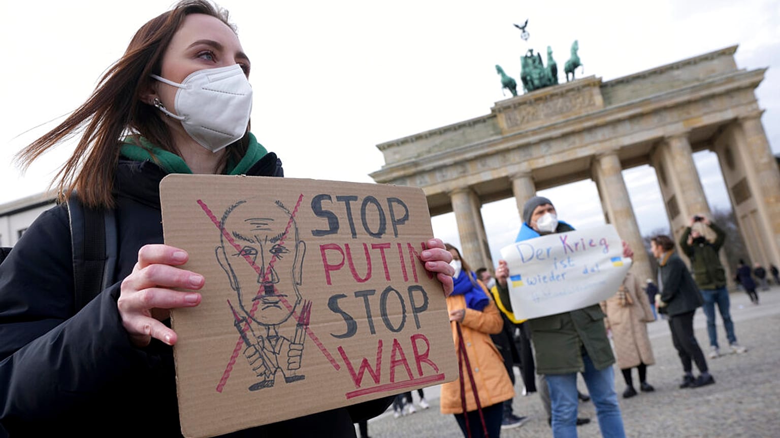 Hunderte Menschen demonstrierten vor dem Brandenburger Tor gegen den russischen Einmarsch.