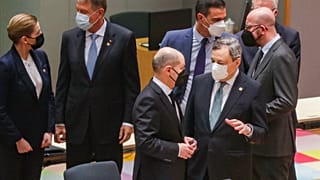 Στιγμιότυπο από την έκτακτη Σύνοδο Κορυφής της ΕΕ