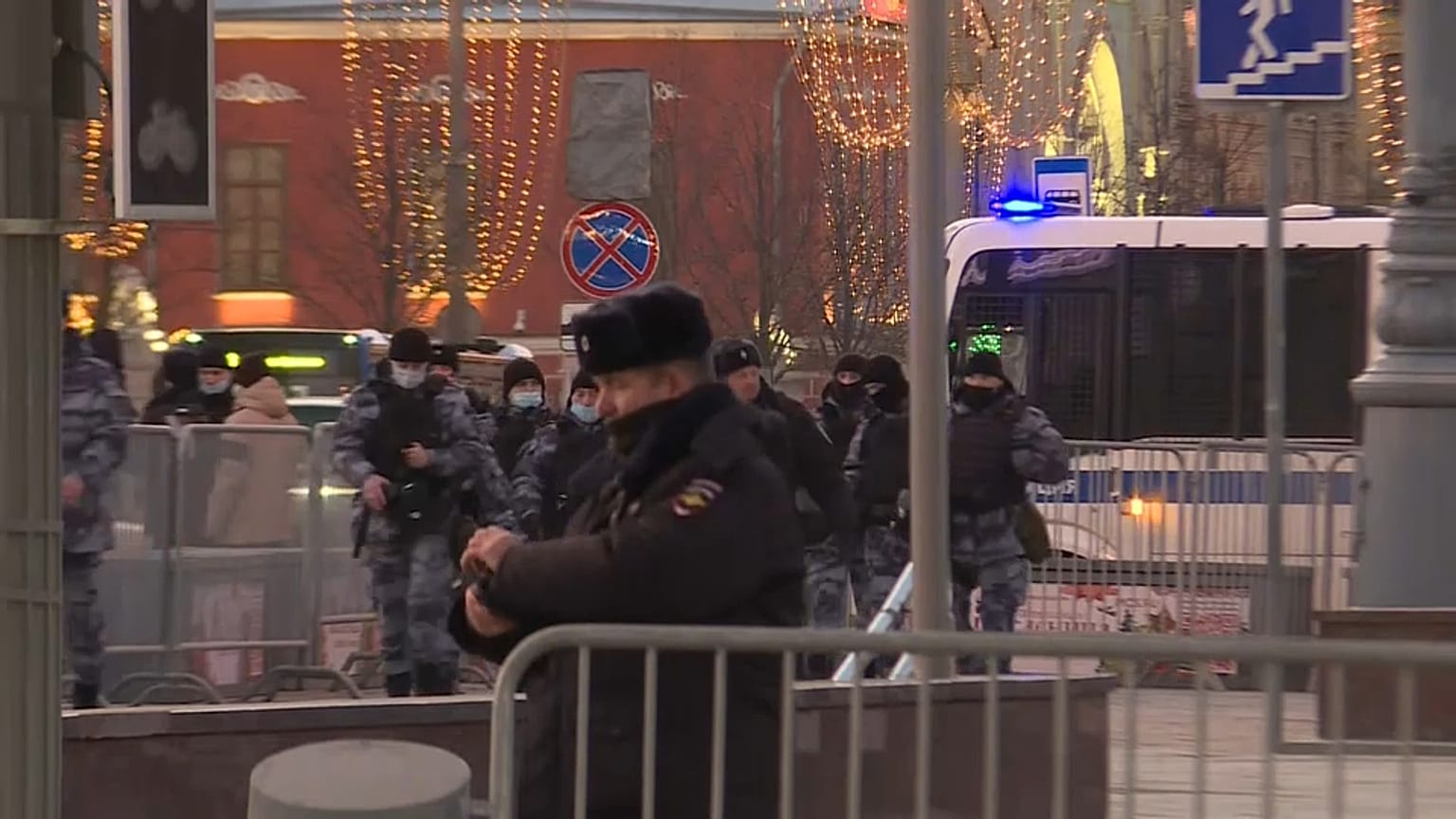 Viele Sicherheitskräfte am Alexander-Puschkin-Platz in Moskau