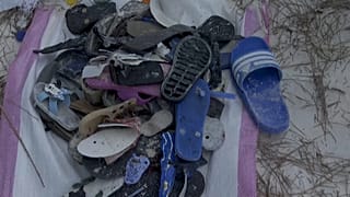 صنادل بحرية مطاطية تتحول في كينيا إلأى أعمال فنية بعد إعادة تدويرها