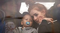 Eine Frau und ihr Kind in einem Bus, der Kiew in der Ukraine verlässt. Donnerstag, 24. Februar 2022. 