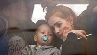 Eine Frau und ihr Kind in einem Bus, der Kiew in der Ukraine verlässt. Donnerstag, 24. Februar 2022. 