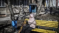 Weinende Frau nach russischem Angriff in Kharkiv in der Ukraine