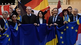 Gli ambasciatori europei a Roma di fronte all'ambasciata ucraina