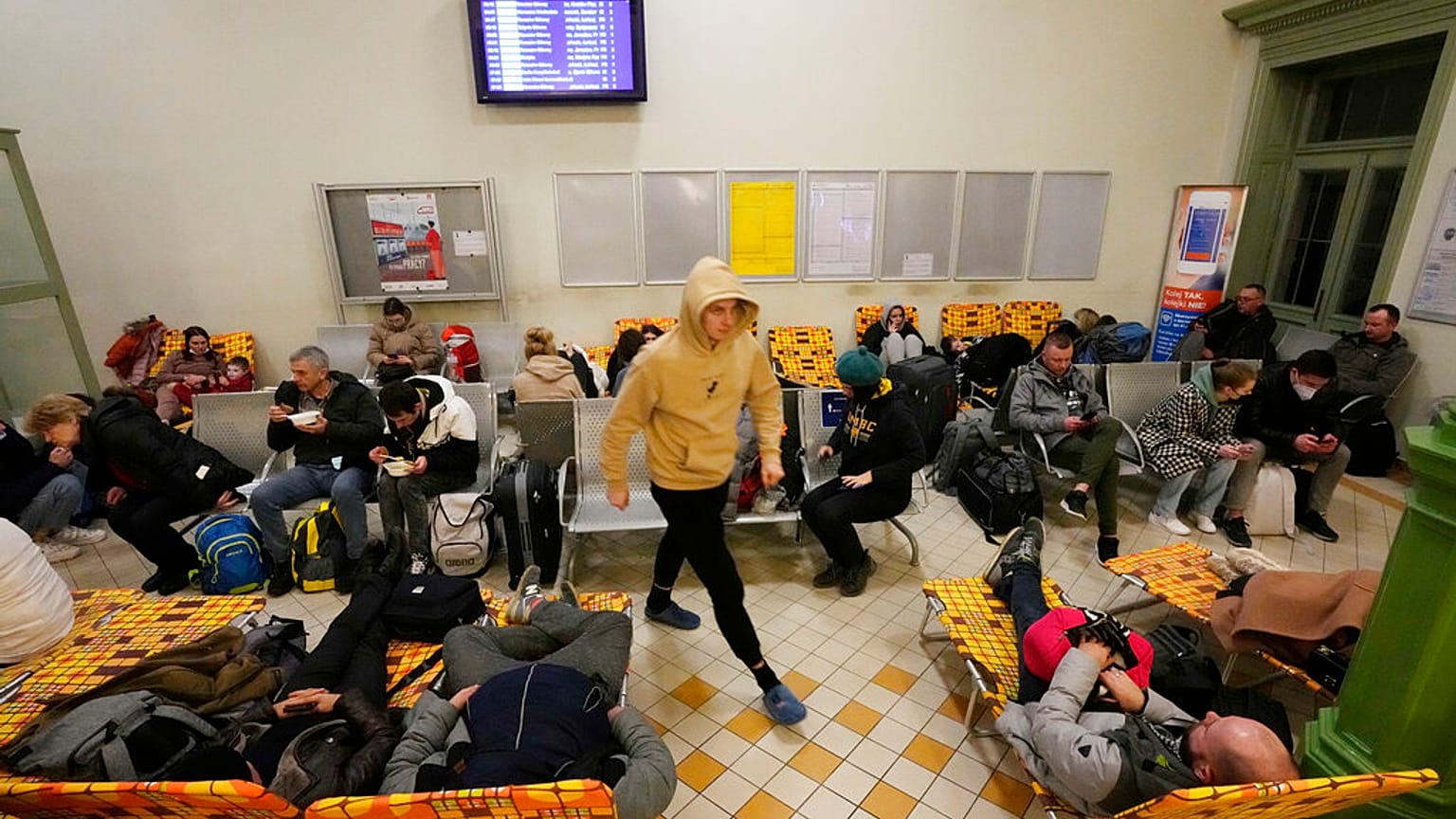 Empiezan a llegar los primeros refugiados de Ucrania a Polonia en tren
