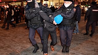 Miles de personas detenidas por manifestarse contra la guerra en Rusia