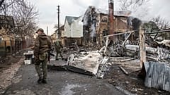 Restos del avion estrellado en las afueras de Kiev en la mañana del 25/2/2022