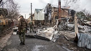 Restos del avion estrellado en las afueras de Kiev en la mañana del 25/2/2022