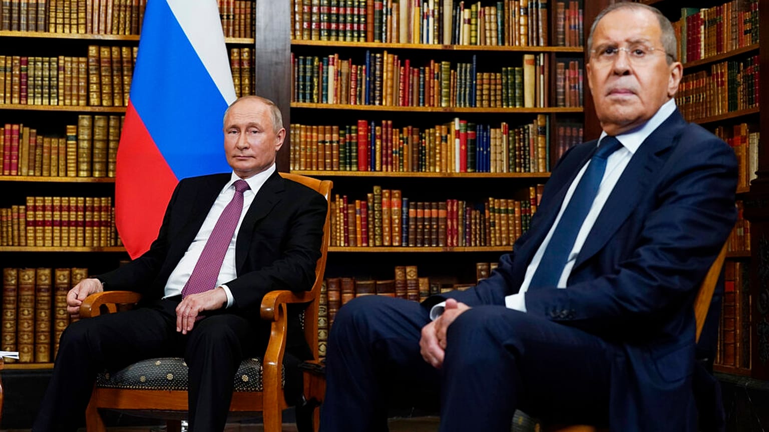 Vladimir Putin e Serghei Lavrov in una foto del 2021