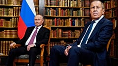 Vladimir Putin e Serghei Lavrov in una foto del 2021