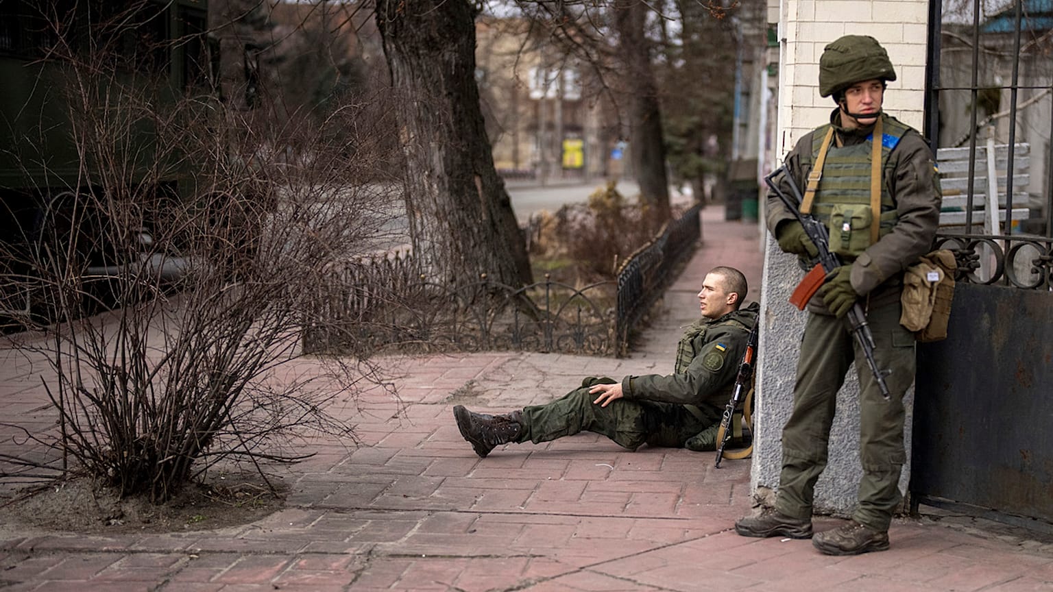 soldati ucraini in un quartiere di Kyiv 