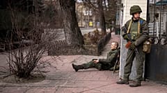 Украинский солдат сидит, получив ранение в перестрелке на территории Киева