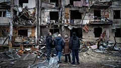 Menschen betrachten die Schäden nach einem Raketenangriff auf die Stadt Kiew, 