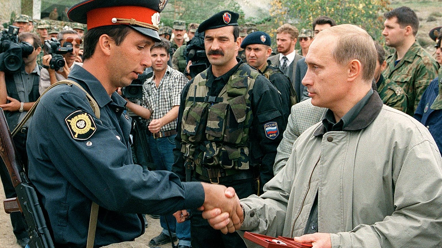 Putin, 1999 yılında Dağıstan'da polislere ödül verirken.