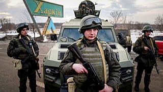 Des soldats de la Garde nationale ukrainienne gardent un poste de contrôle mobile lors d’une opération à Kharkiv, en Ukraine, le 17 février 2022.