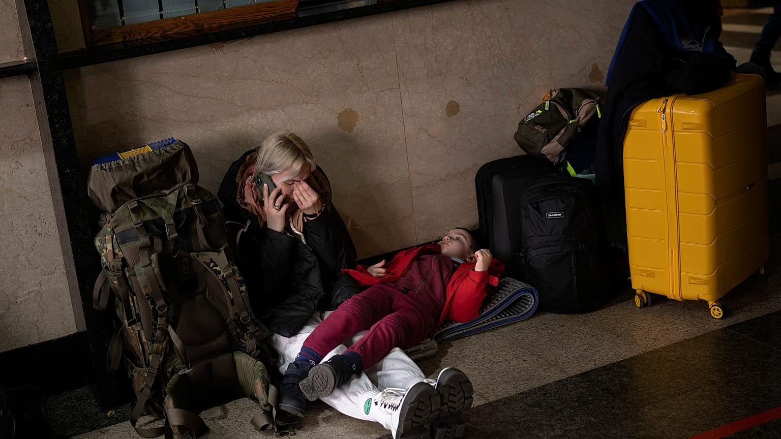 Civili a Kyev passano la notte nei rifugi 
