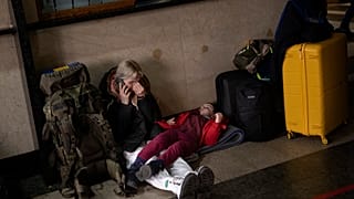Civili a Kyev passano la notte nei rifugi 