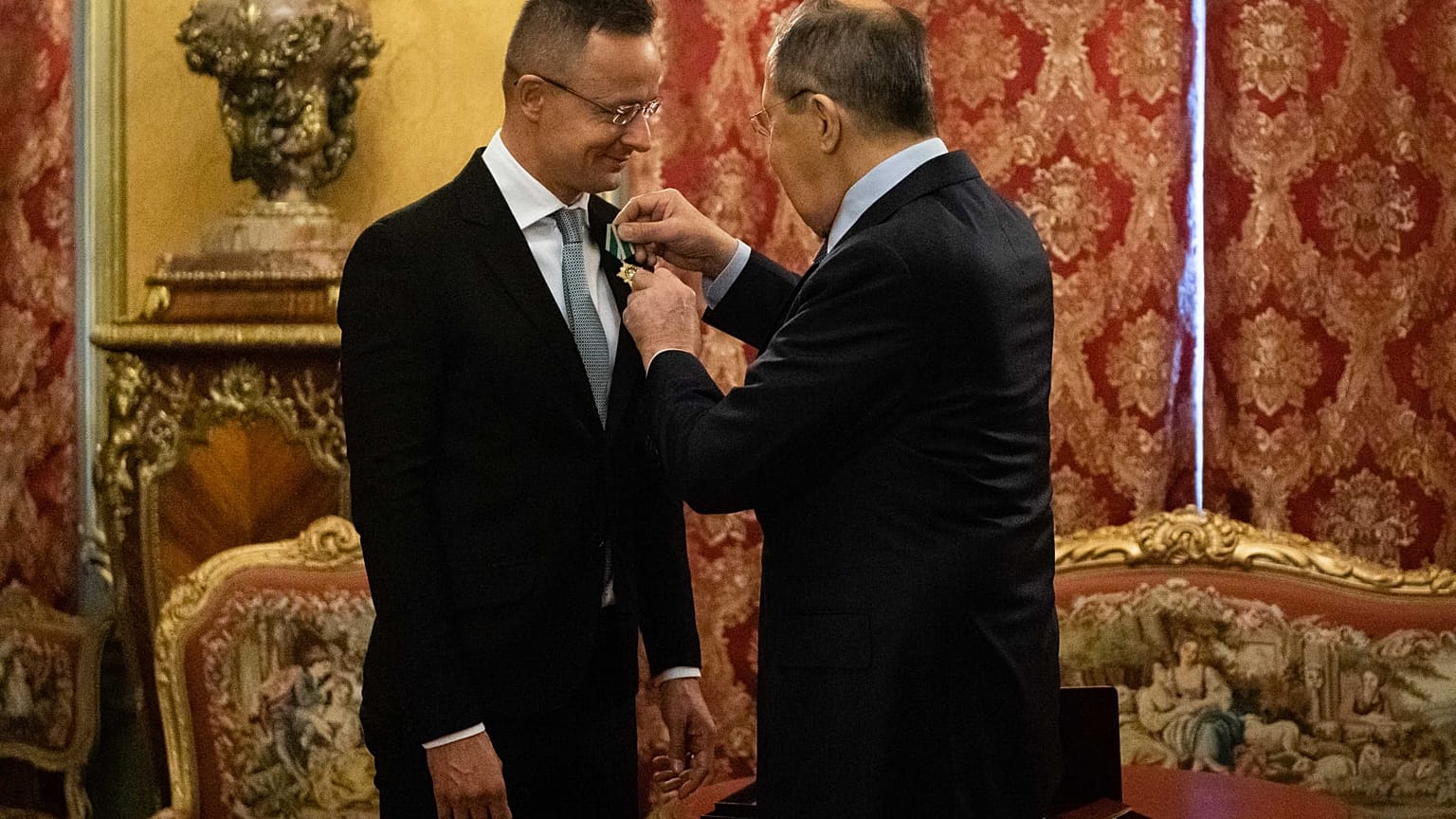 Szijjártó Péter Szergej Lavrovval a Barátságért kitüntetés átvételekor 