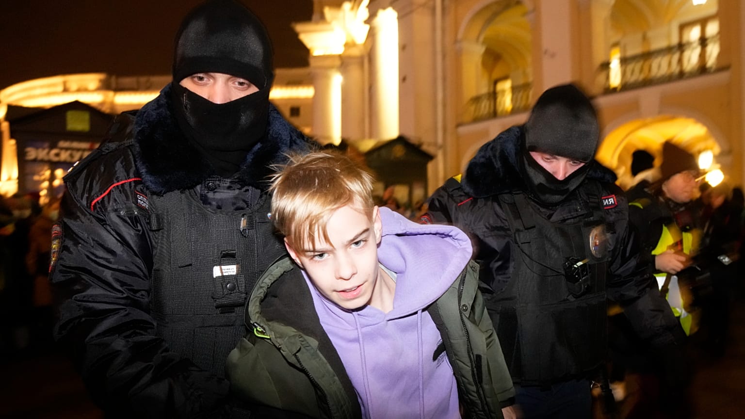 Rusya'da Ukrayna protestosu yasağı: 54 şehirdeki gösterilerde yaklaşık 2 bin kişi gözaltına alındı