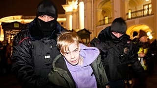Rusya'da Ukrayna protestosu yasağı: 54 şehirdeki gösterilerde yaklaşık 2 bin kişi gözaltına alındı