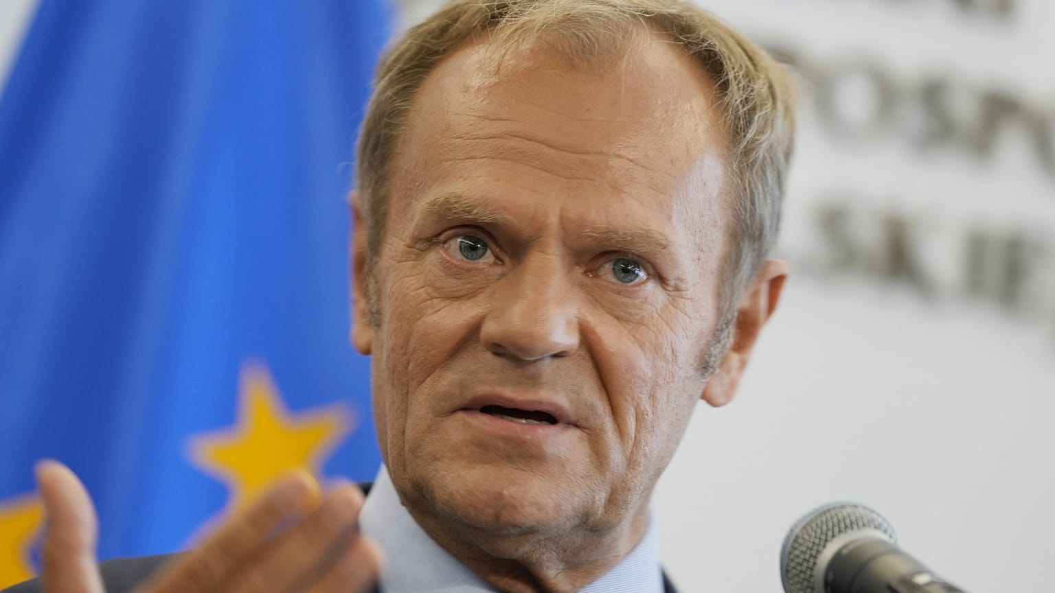 A volt lengyel miniszterelnök a varsói szenátus épületében