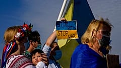 Residentes ucranianos en Chile protestan cerca de la embajada de Rusia contra la invasión rusa de Ucrania, en Santiago, Chile