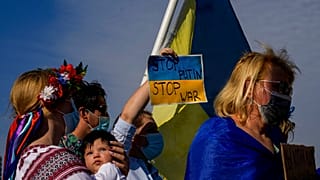 Residentes ucranianos en Chile protestan cerca de la embajada de Rusia contra la invasión rusa de Ucrania, en Santiago, Chile