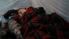 Ein ukrainischer Junge schläft in einem Flüchtlingszelt im moldawischen Palalanca, an der Grenze zur Ukraine