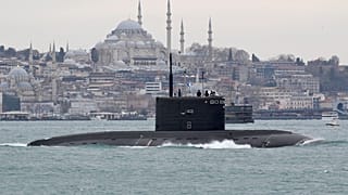 غواصة روسية تعبر مضيق البوسفور 