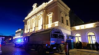 A lengyel hadsereg teherautója a vasútállomás előtt, hogy tábori ágyakat állítson fel az állomás csarnokában, felkészülve az Ukrajnából Przemyslbe érkező emberek befogadására