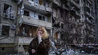 ناتالیا سوریوکوا، از ساکنان شهر کییف که هراسان و مغموم پس از حمله موشکی به کییف مقابل منزلش ایستاده است.