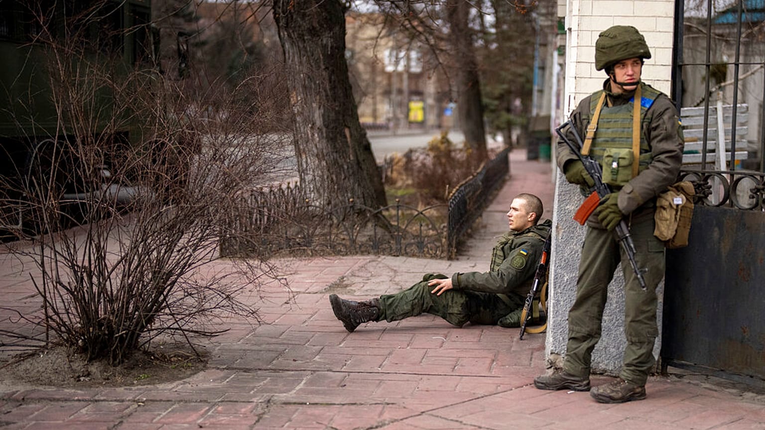Un soldado ucraniano sentado, herido por el fuego cruzado en la ciudad de Kyiv, Ucrania