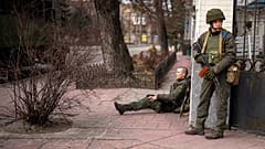 Un soldado ucraniano sentado, herido por el fuego cruzado en la ciudad de Kyiv, Ucrania